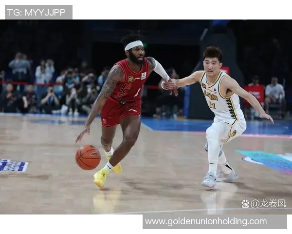 篮球明星亲自对决场上较量展现绝技与友谊的精彩瞬间